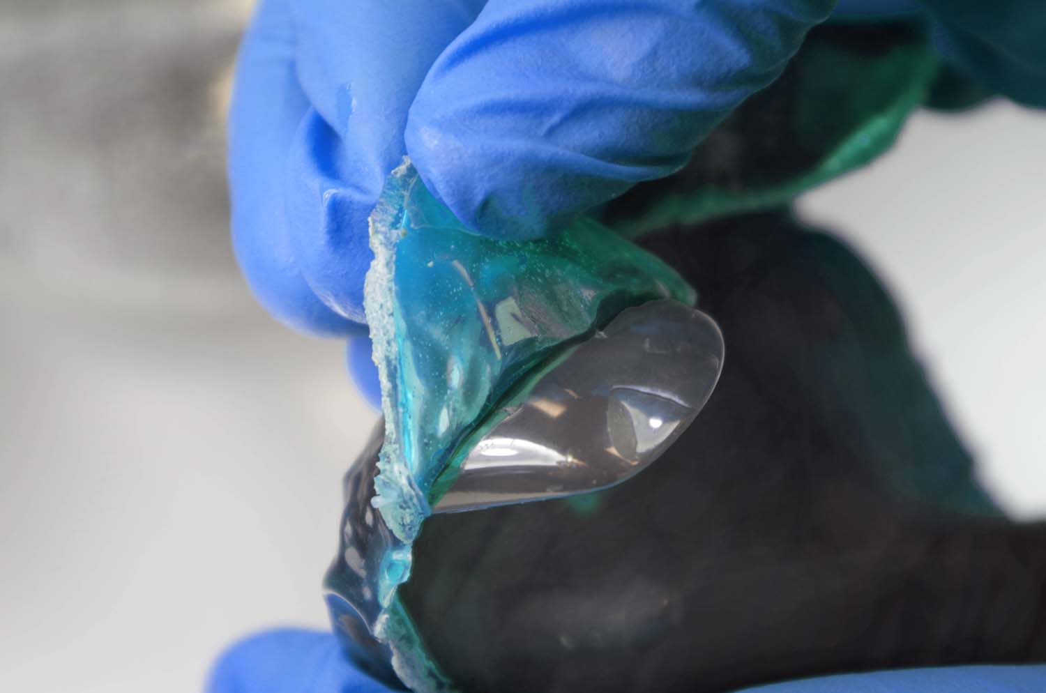 Peeling off a uv maskant from an artificial joint